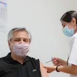  Presidente argentino da positivo a prueba por coronavirus pese a ser vacunado 