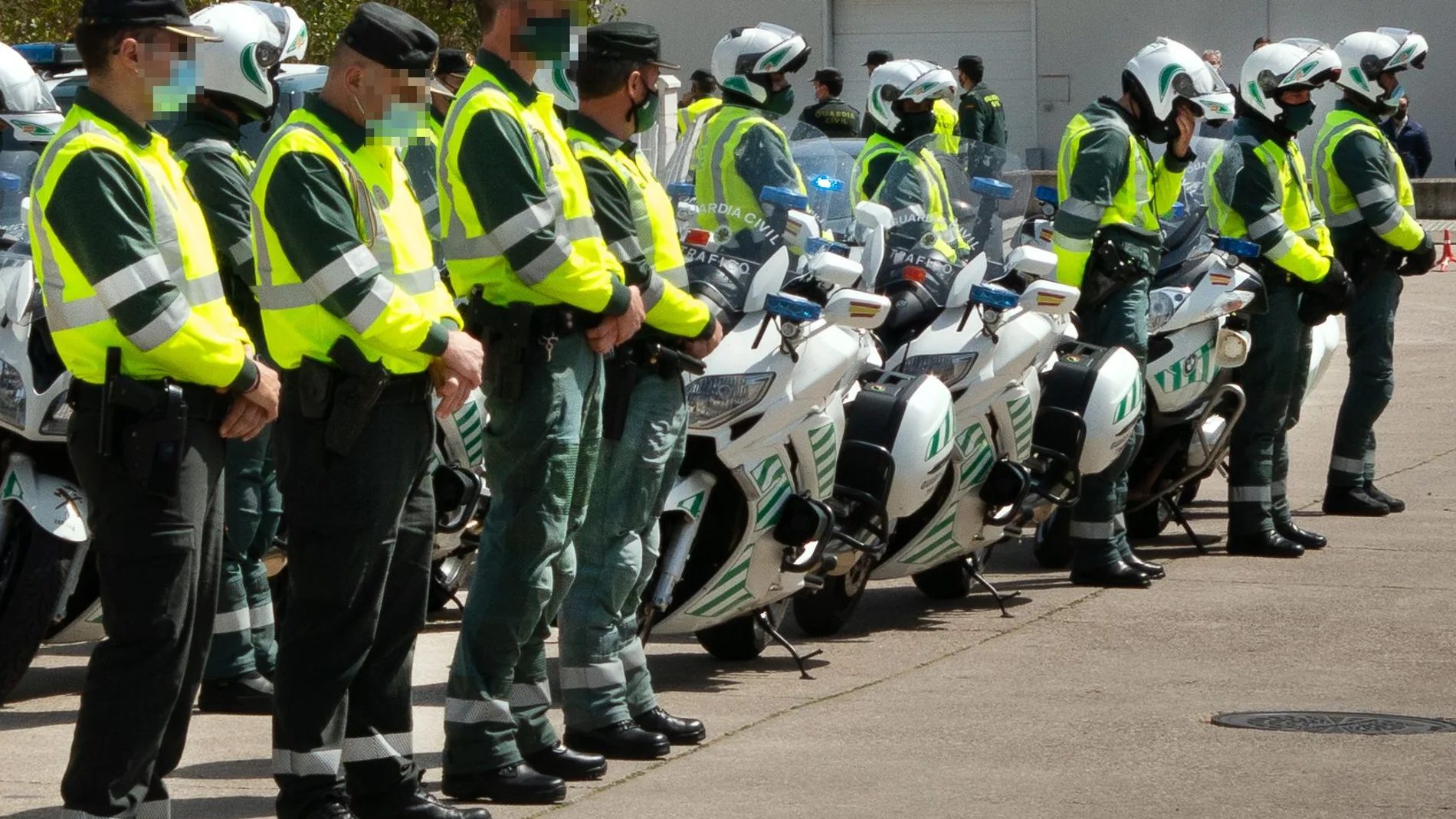 Guardias civiles esperan la llegada de su compañero a Ciudad Rodrigo