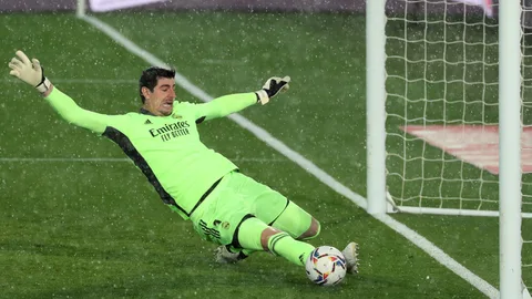 El portero belga del Real Madrid Thibaut Courtois despeja un balón durante el partido de la jornada 29 de LaLiga entre Real Madrid CF y SD Eibar
