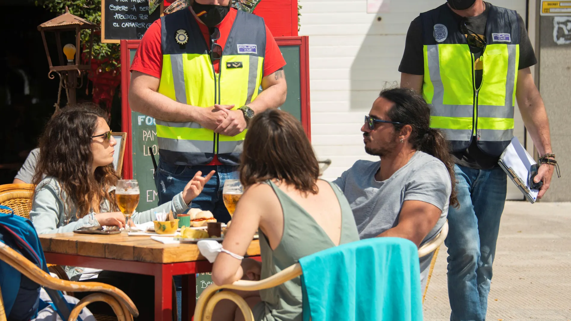 Agentes de la Policía Nacional, Policia Local e inspectores de Turismo controlan el cumplimiento de las medidas anti Covid cen la zona de la playa de Palma y el Arenal