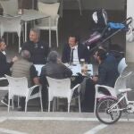 Fotografía del alcalde de Cádiz con otras seis personas en la terraza de un bar