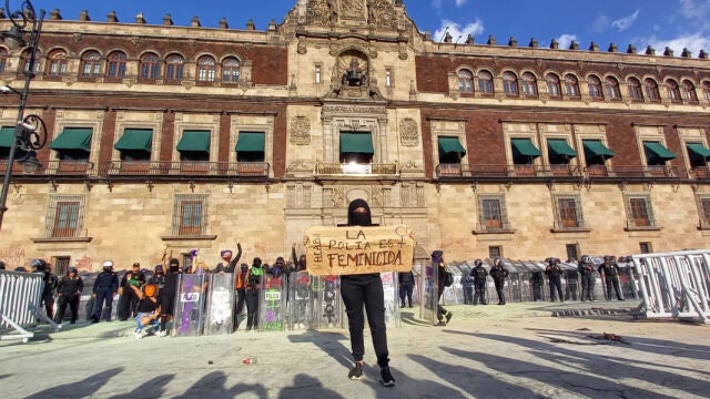 02 April 2021, Mexico, Mexico City: Feminist activists protest in front of the National Palace after marching in Mexico City to demand justice for Victoria Salazar, a Salvadoran citizen and holder of a humanitarian visa murdered in Tulum. Photo: -/El Universal via ZUMA Wire/dpa02/04/2021 ONLY FOR USE IN SPAIN