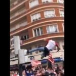 Un aficionado del Athletic se lanza desde un semáforo antes del Athletic-Real Sociedad