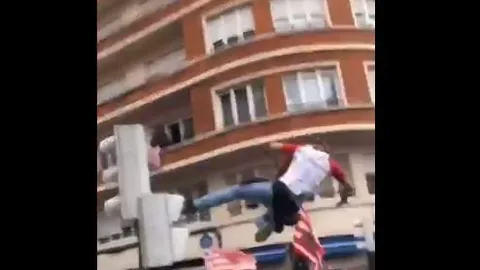 Un aficionado del Athletic se lanza desde un semáforo antes del Athletic-Real Sociedad