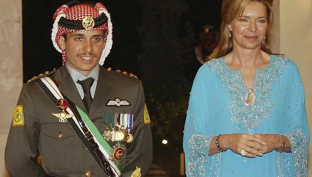 El príncipe Hamzah con su madre la reina Noor