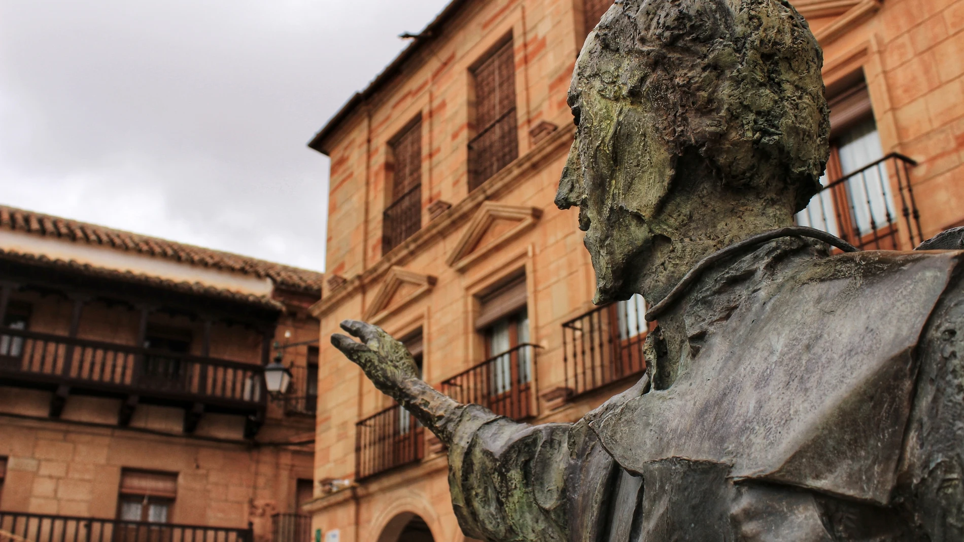 Plaza de Villanueva de los Infantes con la estatua de Don Quijote.