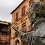 Plaza de Villanueva de los Infantes con la estatua de Don Quijote.