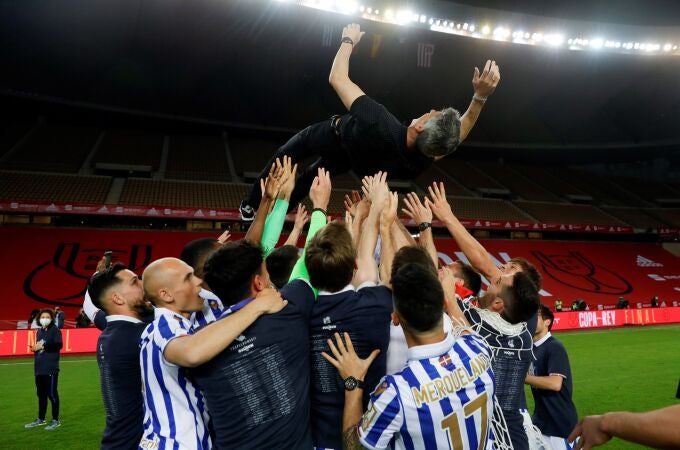 Los jugadores de la Real Sociedad mantean a su técnico, Imanol, tras ganar la final de Copa al Athletic Club