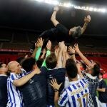 Los jugadores de la Real Sociedad mantean a su técnico, Imanol, tras ganar la final de Copa al Athletic Club