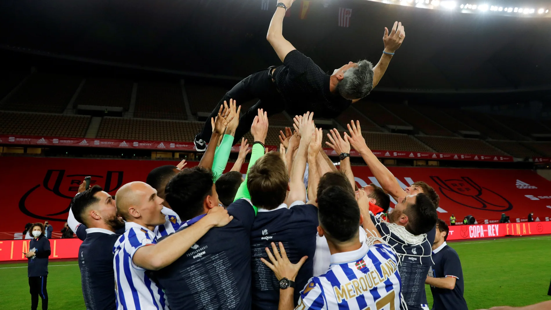 Los jugadores de la Real Sociedad mantean a su técnico, Imanol, tras ganar la final de Copa al Athletic Club