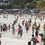 MEX8854. ACAPULCO (MÉXICO), 04/04/2021.- Bañistas disfrutan en una playa del balneario de Acapulco, el 3 de abril de 2021 en el estado de Guerrero (México). Acapulco cierra su Semana Santa con un alud de visitantes que han abarrotado playas y bares, antesala de una temida tercera ola de contagios en México, que suma 2,25 millones de contagios y más de 204.000 muertos. EFE/David Guzmán