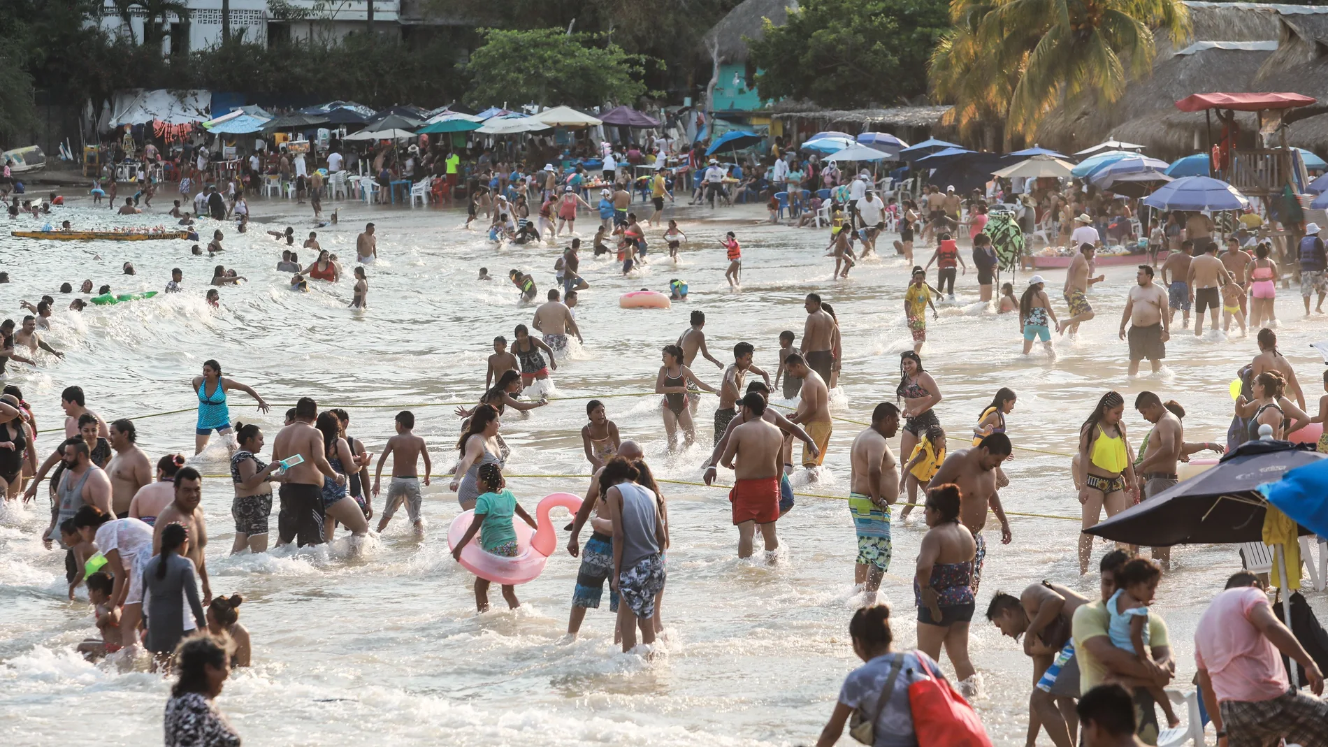 MEX8854. ACAPULCO (MÉXICO), 04/04/2021.- Bañistas disfrutan en una playa del balneario de Acapulco, el 3 de abril de 2021 en el estado de Guerrero (México). Acapulco cierra su Semana Santa con un alud de visitantes que han abarrotado playas y bares, antesala de una temida tercera ola de contagios en México, que suma 2,25 millones de contagios y más de 204.000 muertos. EFE/David Guzmán