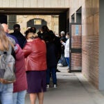 Varias personas acuden a un punto de vacunación contra el Covid-19 en la Facultad de Geografía e Historia de la Universidad de Barcelona (UB)