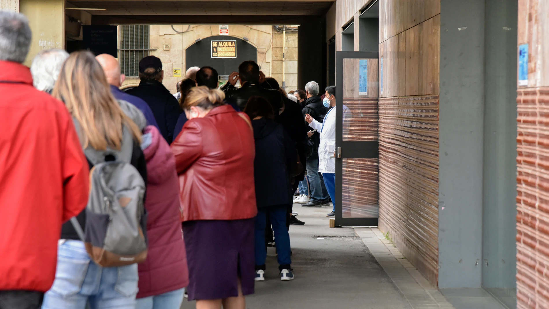Varias personas acuden a un punto de vacunación contra el Covid-19 en la Facultad de Geografía e Historia de la Universidad de Barcelona (UB)
