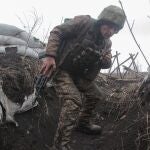 Un soldado del Ejército de Ucrania toma posiciones en la zona de Donetsk, en el este de Ucrania
