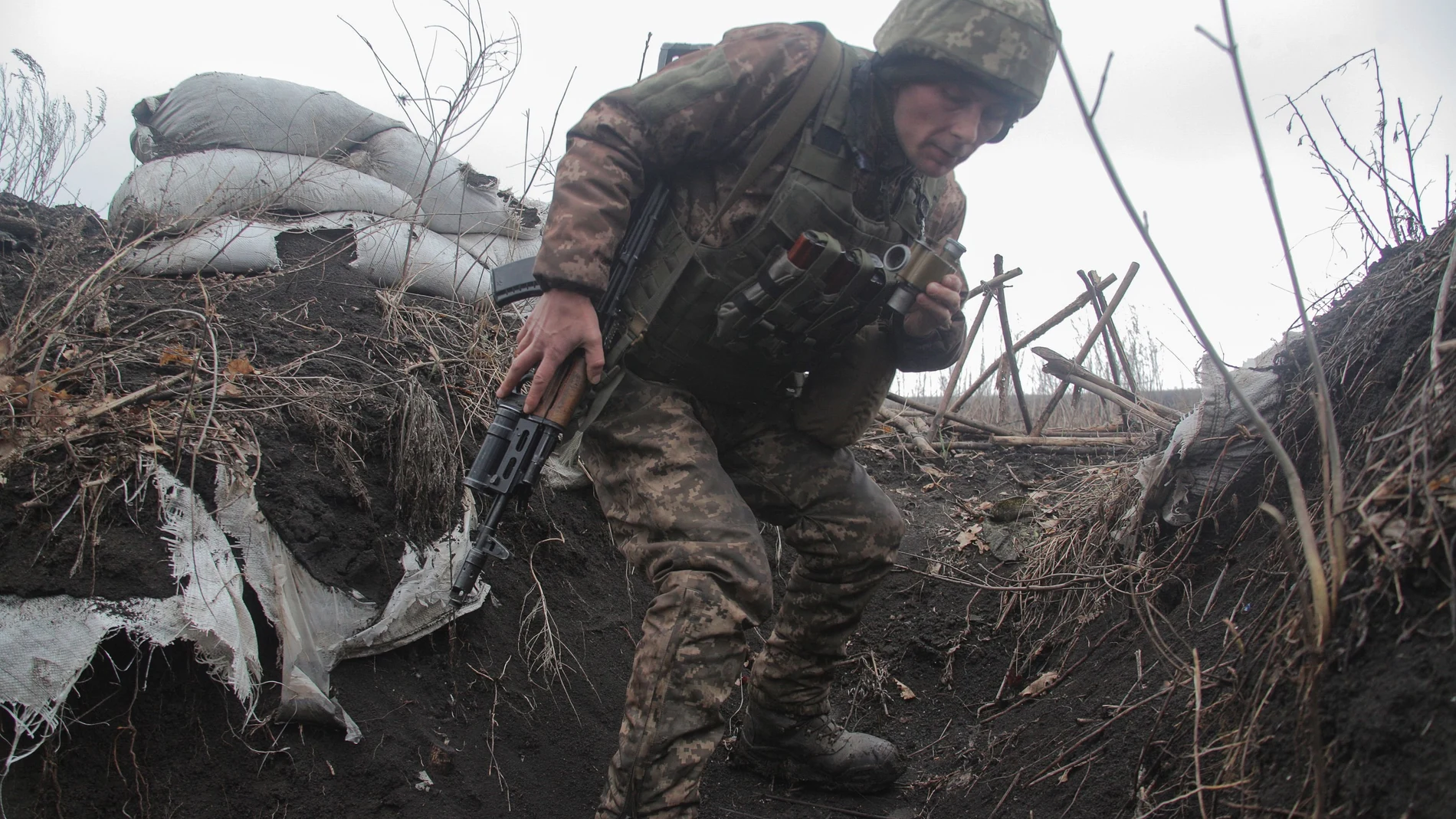 Un soldado del Ejército de Ucrania toma posiciones en la zona de Donetsk, en el este de Ucrania