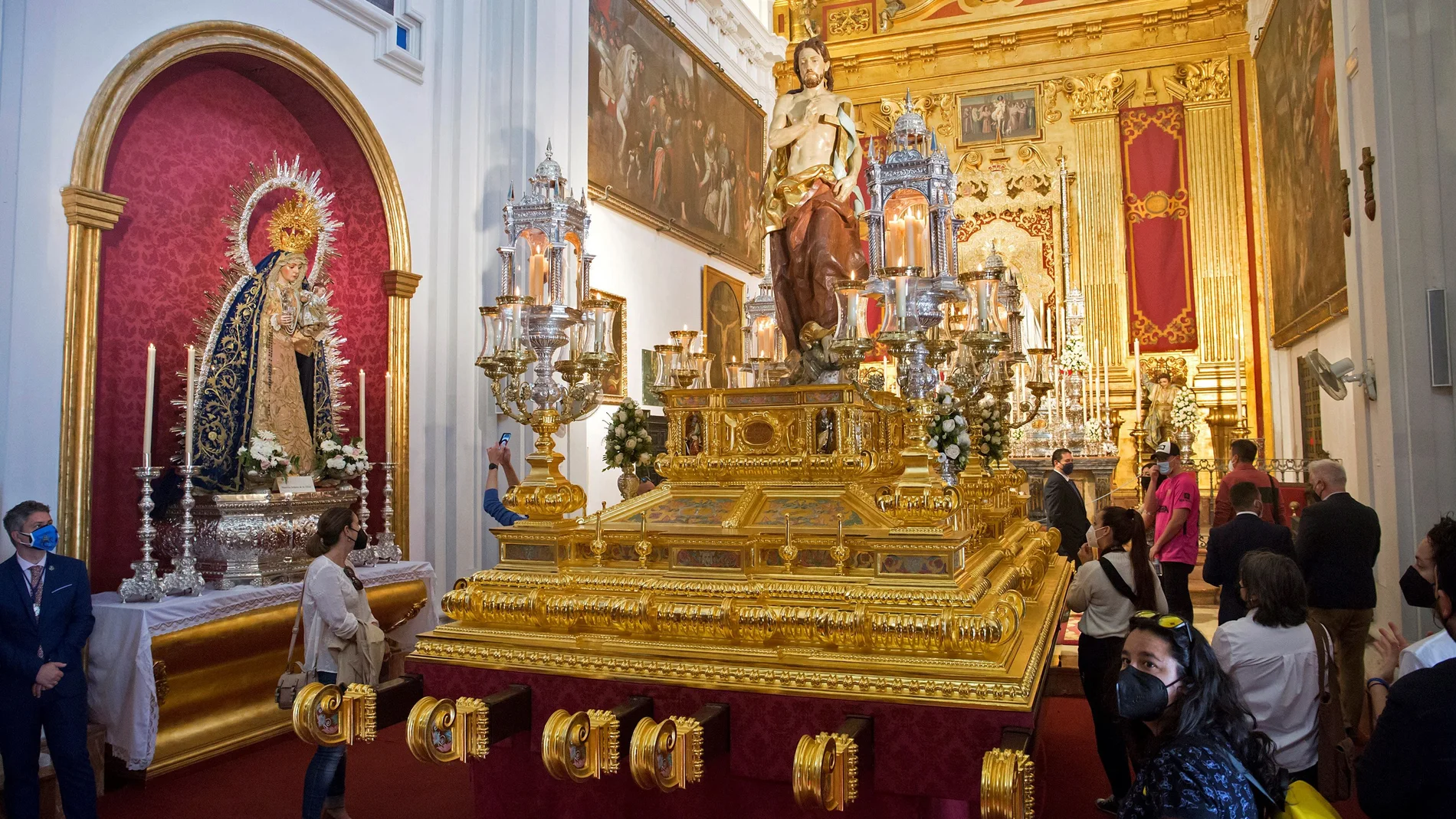 Imagen del Santísimo Cristo Resucitado en su trono en la Iglesia de San Julián