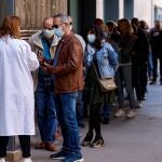Varias personas hacen cola en el centro de vacunación UB Raval este domingo