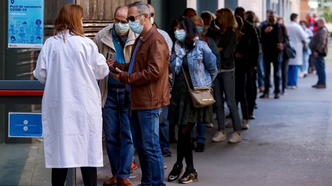 Varias personas hacen cola en el centro de vacunación UB Raval este domingo