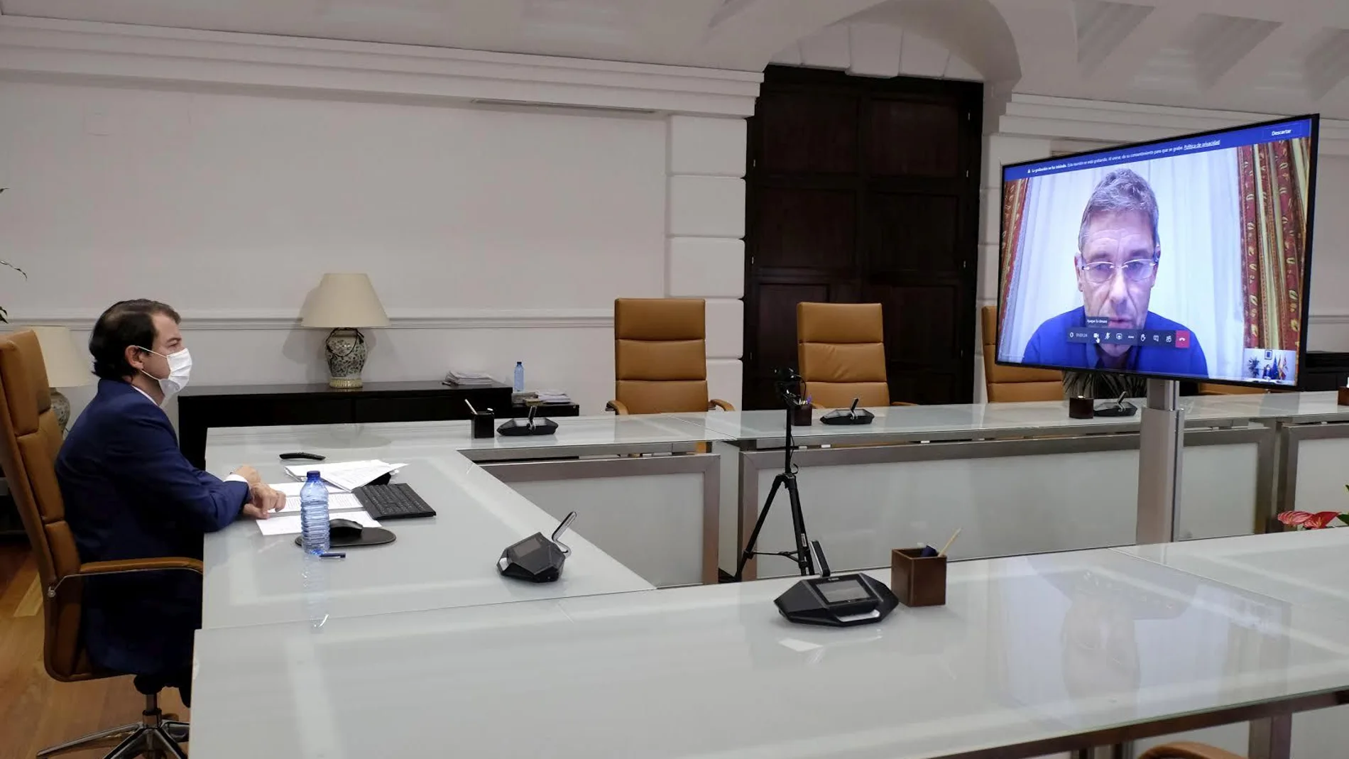 El presidente de la Junta, Alfonso Fernández Mañueco, durante una de las reuniones telemáticas con el grupo de expertos covid