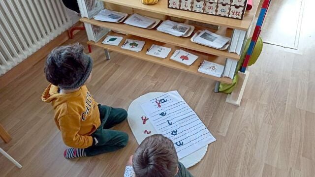 Dos alumnos en una escuela rural de la provincia de Burgos