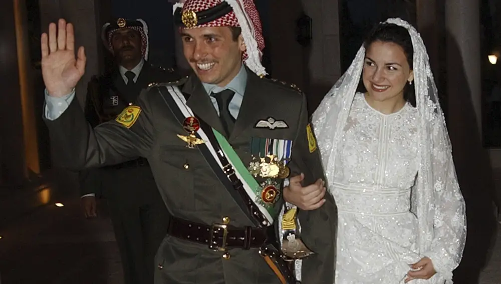 El príncipe Hamzah y su esposa Noor