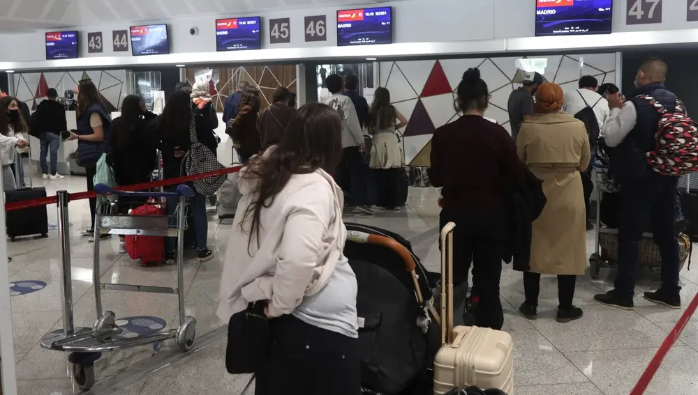 Turistas españoles facturan en el vuelo especial de Iberia operado ayer desde el aeropuerto de Casablanca