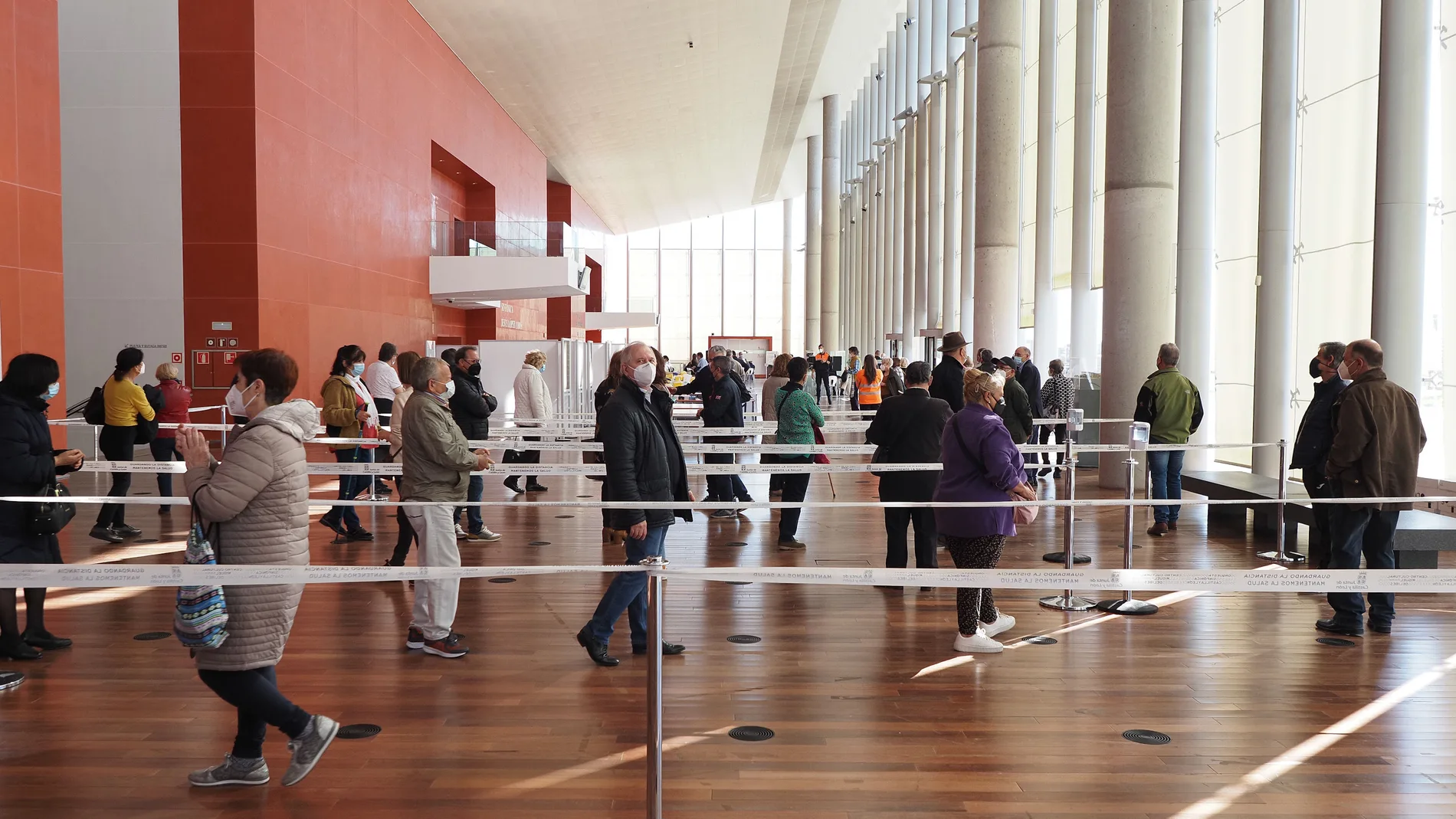 Una fila de persona esperan para recibir la vacuna contra el Covid-19, en el Centro Cultural Miguel Delibes de Valladolid