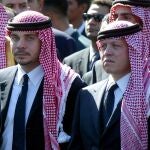 El ex príncipe heredero Hamzah bin Al Hussein con su hermanastro el actual rey Abdalá de Jordania durante el funeral de ex presidente palestino Yasir Arafat