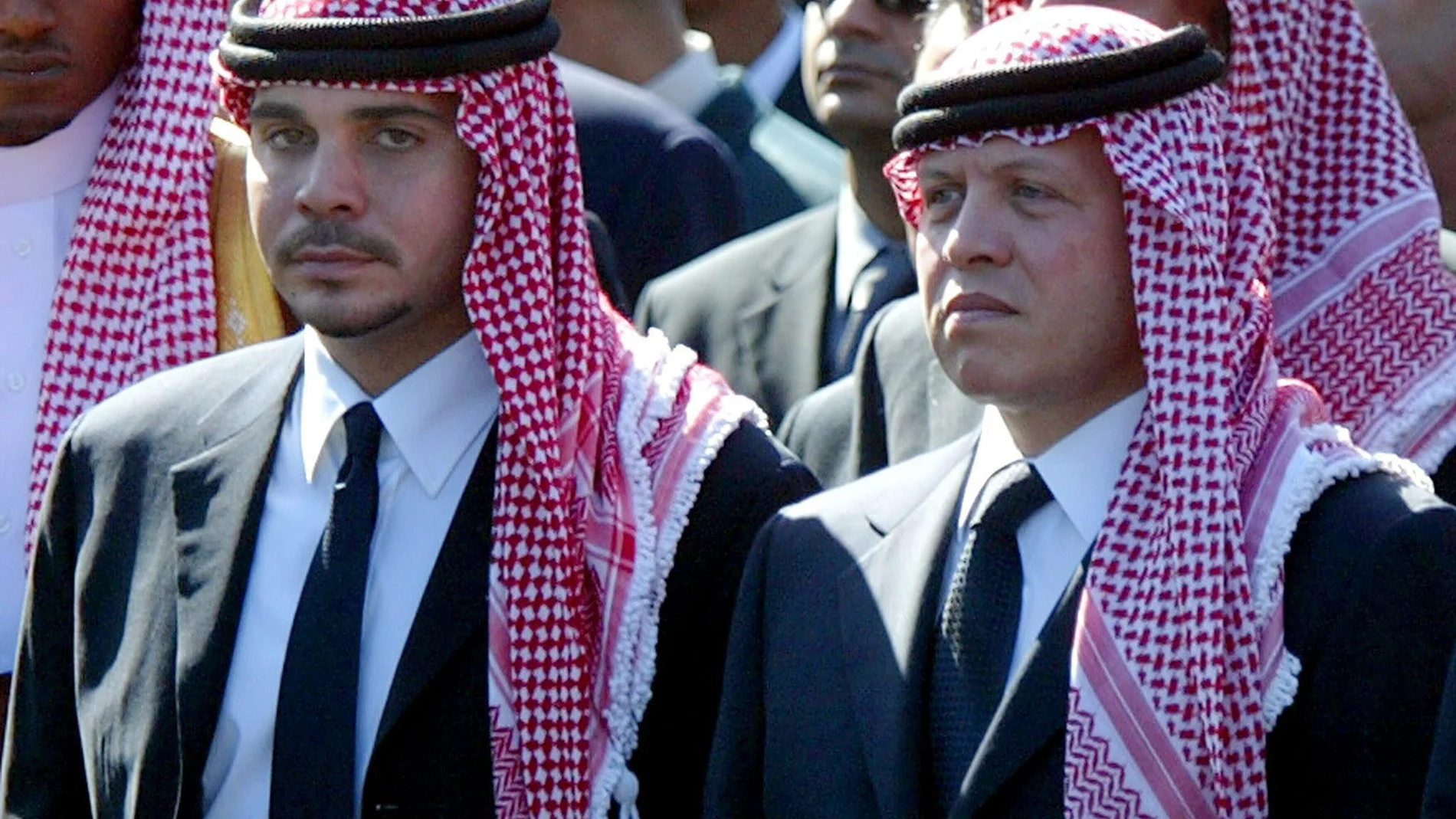 El ex príncipe heredero Hamzah bin Al Hussein con su hermanastro el actual rey Abdalá de Jordania durante el funeral de ex presidente palestino Yasir Arafat