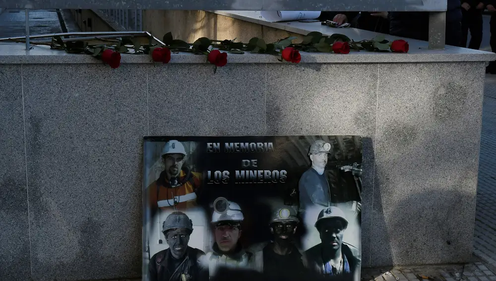 Familiares y compañeros de los seis mineros fallecidos en el accidente del Pozo Emilio del Valle, en octubre de 2013 depositan flores y fotos en la entrada de los juzgados de León donde empieza el juicio por un delito de homicidio imprudente. EFE/J.Casares