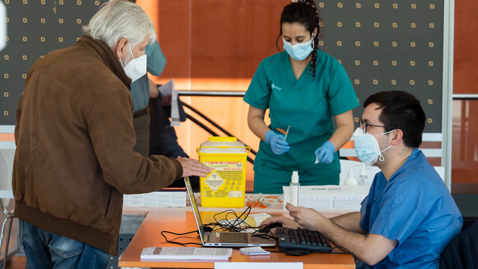 Un hombre entrega su documentación para recibir la vacuna contra el Covid-19, en el Centro Cultural Miguel Delibes de Valladolid