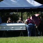 Familiares y allegados asisten al entierro de Victoria Esperanza Salazar, la migrante salvadoreña asesinada por policías en el balneario mexicano de Tulum, hoy, en el cementerio La Generosa, en Sonsonate (El Salvador)
