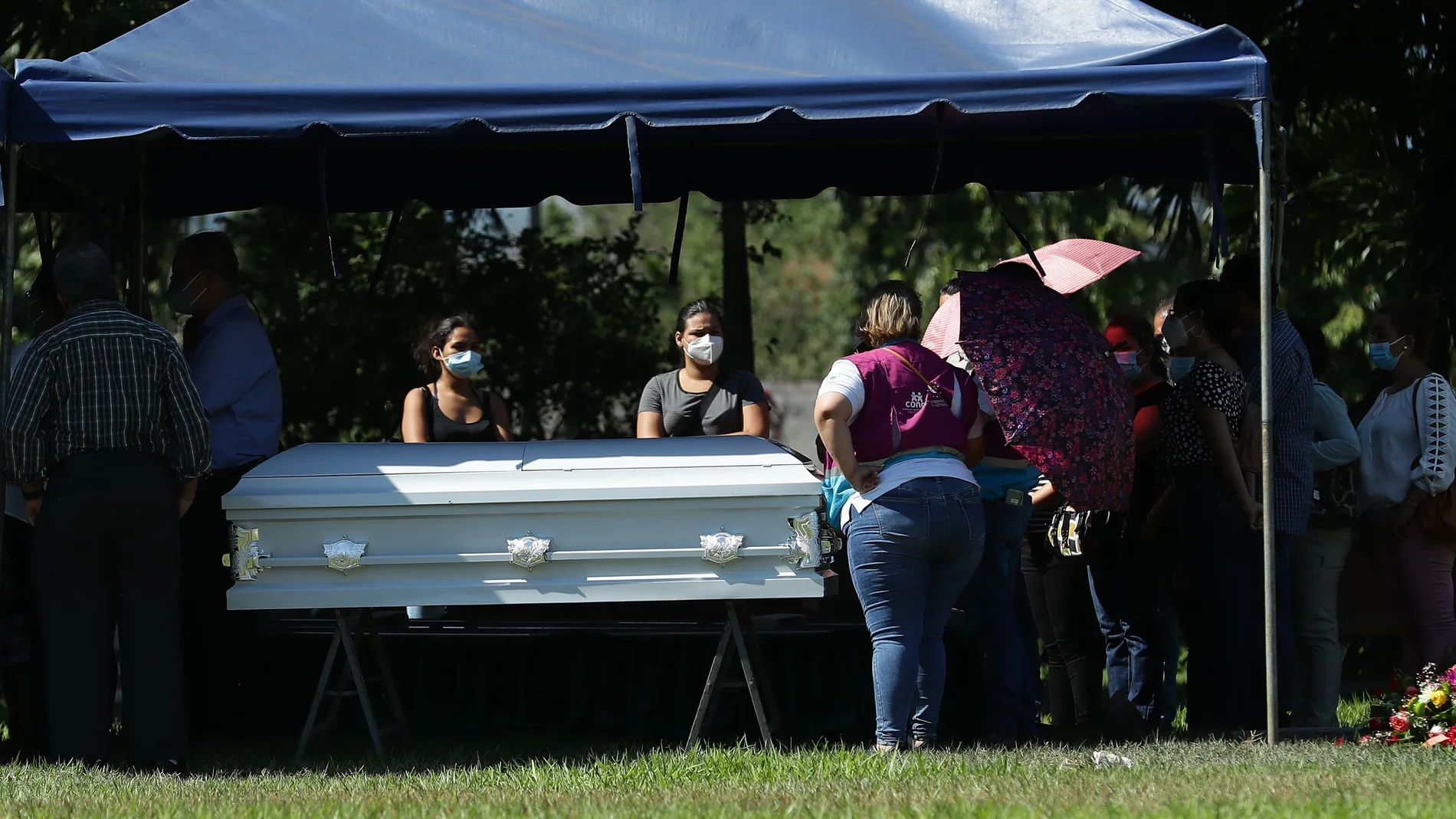Familiares y allegados asisten al entierro de Victoria Esperanza Salazar, la migrante salvadoreña asesinada por policías en el balneario mexicano de Tulum, hoy, en el cementerio La Generosa, en Sonsonate (El Salvador)