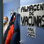 Un cartel señala un almacén de vacunas en el edificio de Salud Pública de Valencia, a 5 de abril de 2021, en Valencia, Comunidad Valenciana