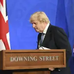 El &quot;premier&quot; Boris Johnson tras su rueda de prensa en Downing Street de esta tarde