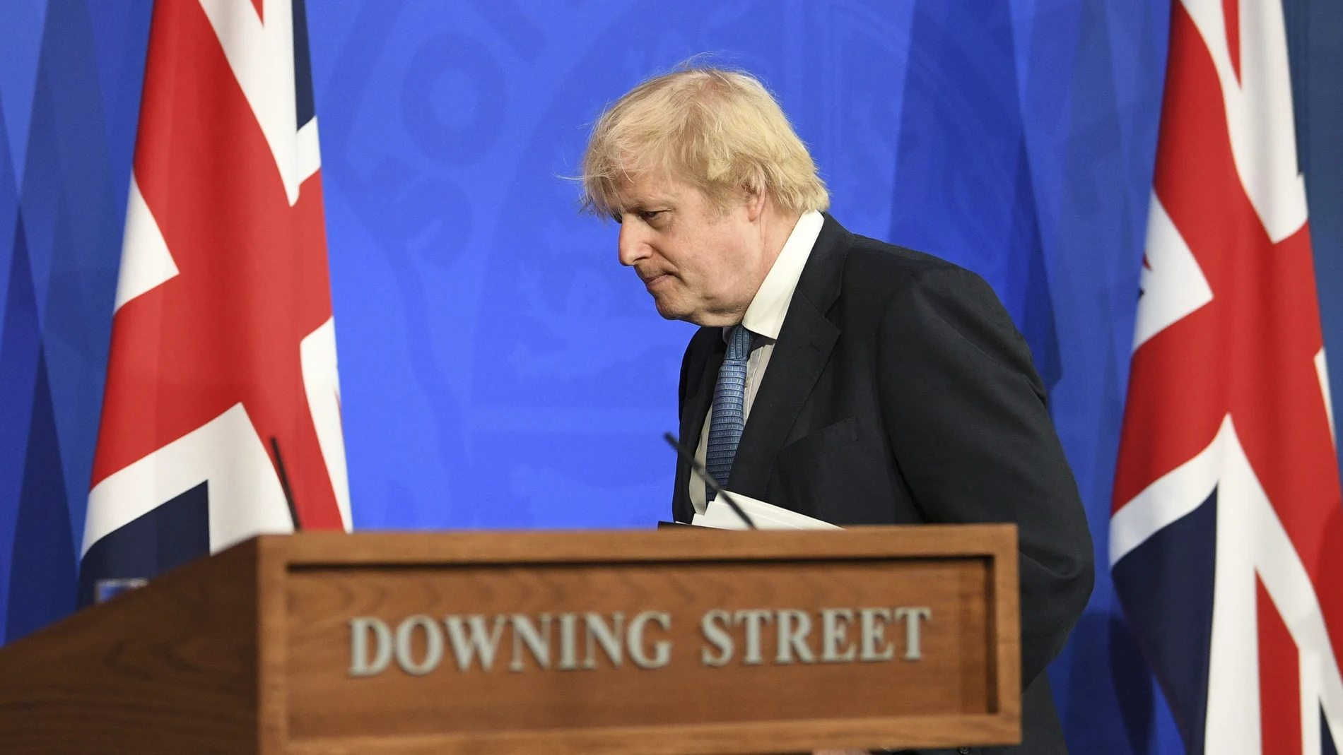 El "premier" Boris Johnson tras su rueda de prensa en Downing Street de esta tarde