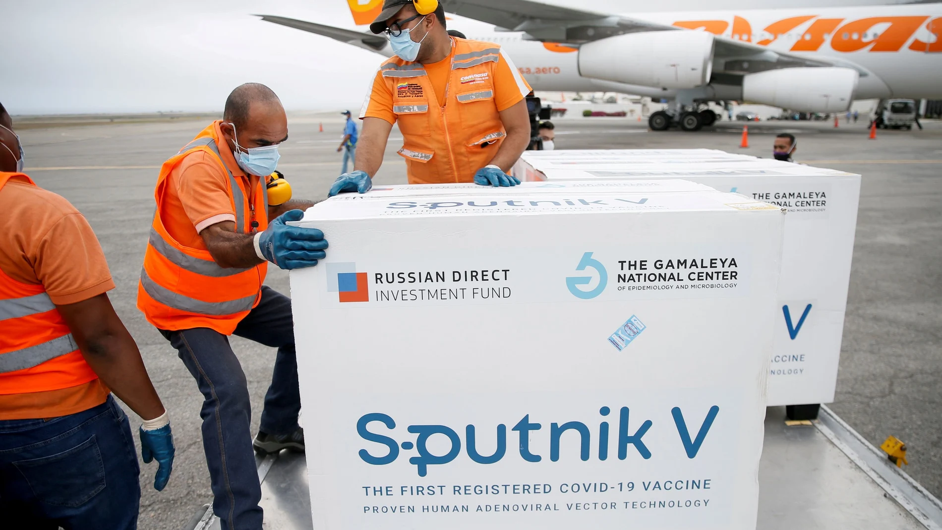 Trabajadores transportando las cajas con las dosis de Sputnik