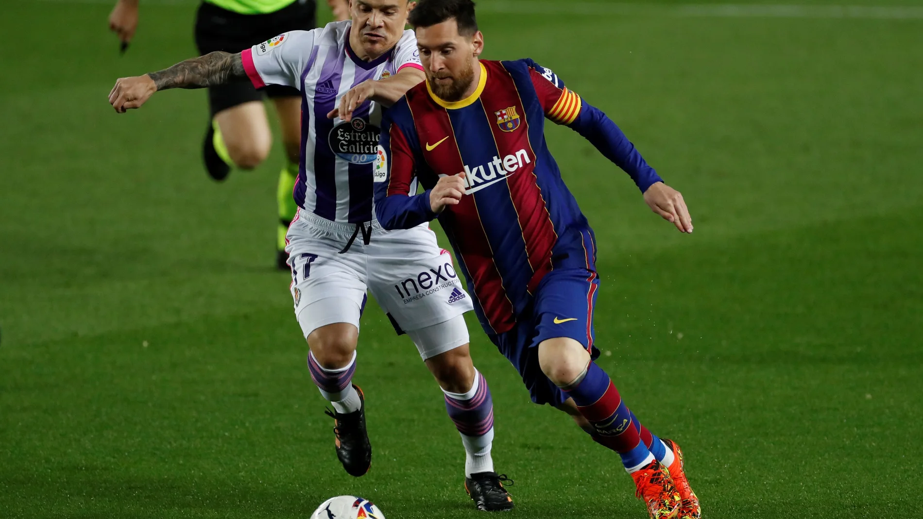 Messi y Roque Mesa pelean por un balón en el Barcelona - Valladolid de LaLiga