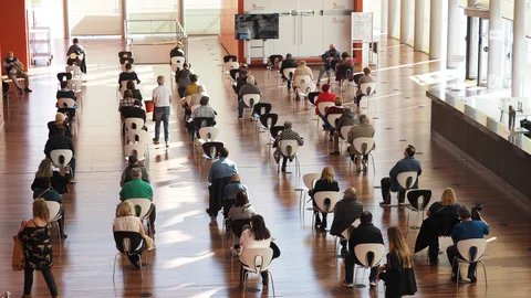 Vacunación masiva en el Centro Cultural Miguel Delibes de Valladolid