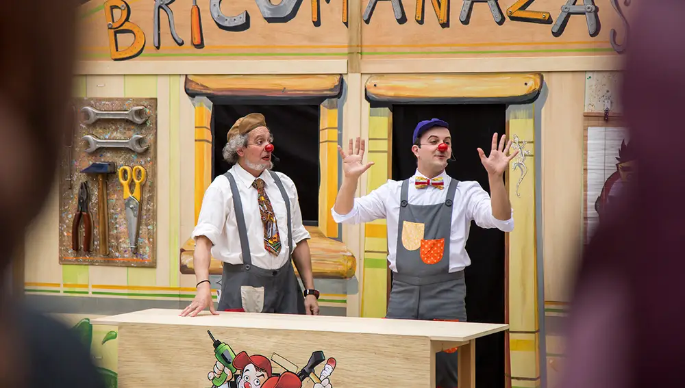 Los actores Javier Rey y Fernando Ballesteros interpretan a los payasos Paco Tenazas y Pepe Virutas en el montaje 'Bricomanazas', de la compañía burgalesa Teatro de la Sonrisa