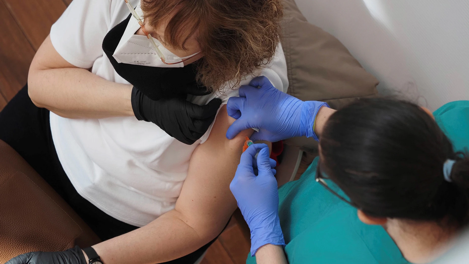 Una mujer recibe una vacuna en el Centro Cultural Miguel Delibes de Valladolid