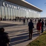 Largas colas ante el Centro Cultural Miguel Delibes de Valladolid para recibir la vacuna contra la Covid-19