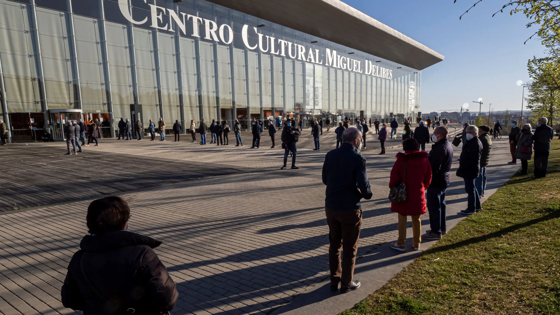 Largas colas ante el Centro Cultural Miguel Delibes de Valladolid para recibir la vacuna contra la Covid-19