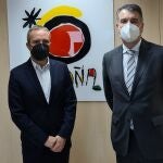 Miguel Sanz, Turespaña (I), y Alberto Alonso, Feria de Valladolid (D), firman el acuerdo de colaboración para impulsar la oferta enoturística española en el exterior