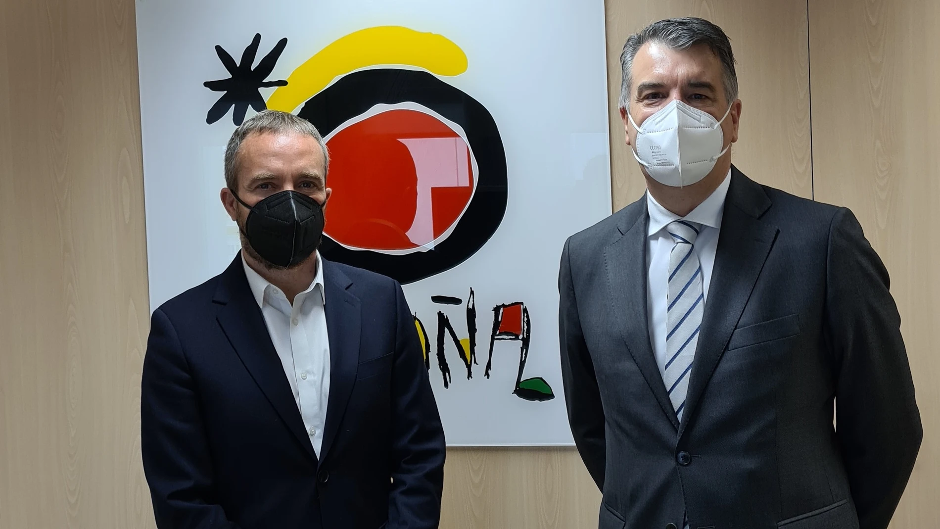 Miguel Sanz, Turespaña (I), y Alberto Alonso, Feria de Valladolid (D), firman el acuerdo de colaboración para impulsar la oferta enoturística española en el exterior