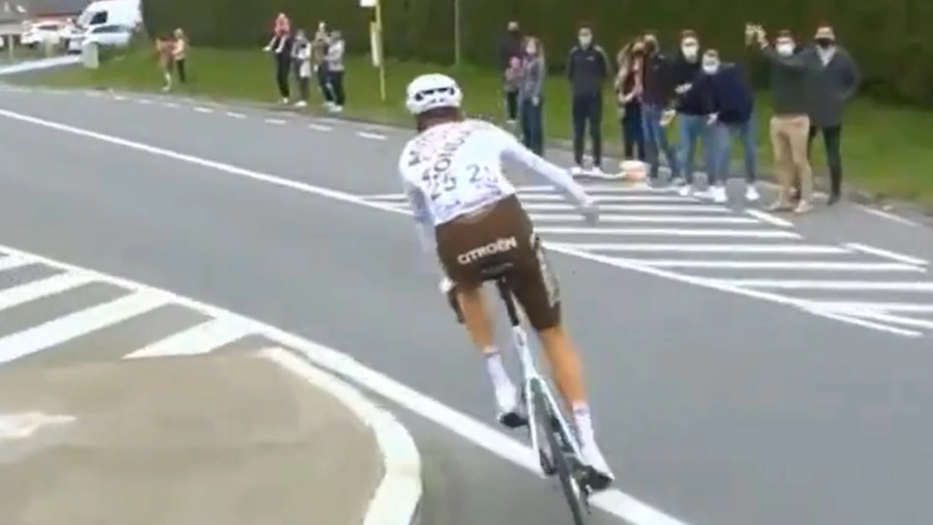 El momento en el que Michael Scharr lanza el bidón a los espectadores, gesto por el que fue descalificado
