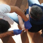 Un trabajador sanitario suministra la vacuna contra el Covid-19 a una persona, en el Centro Cultural Miguel Delibe