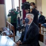 El ex alcalde de Jaén y ex secretario de Estado de Hacienda, José Enrique Fernández de Moya (PP), sentado en el banquillo
