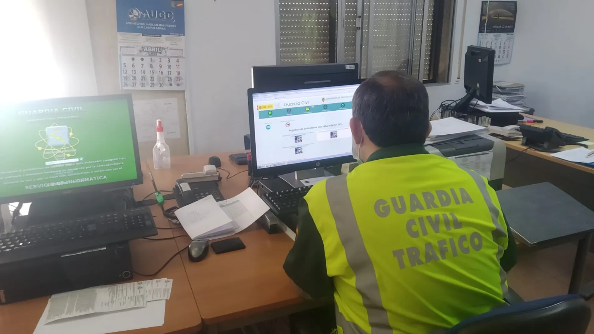 Efectivos de la Guardia Civil investiga el suceso ocurrido en carreteras sorianas